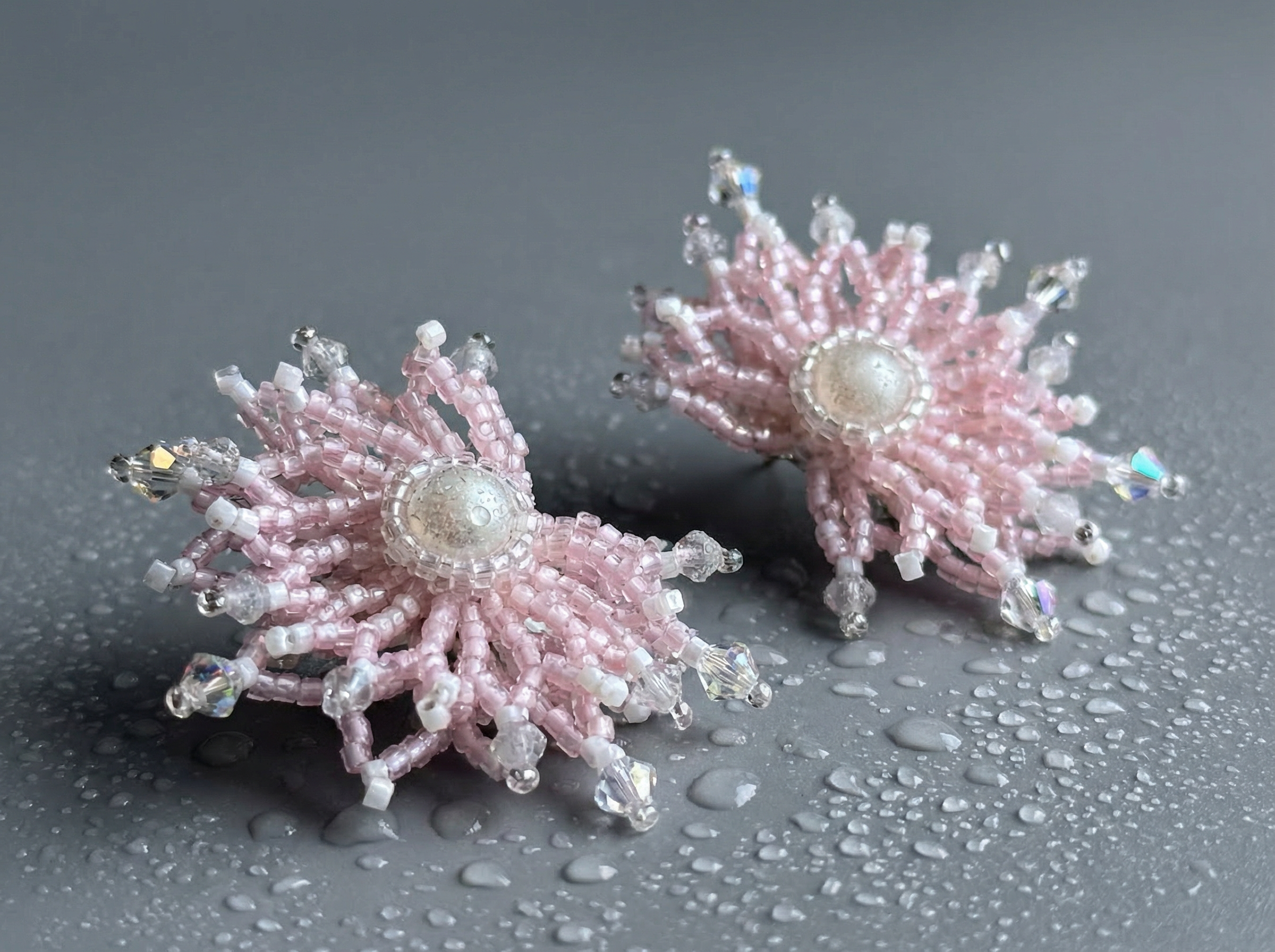 SUSURROS DEL BOSQUE. PENDIENTES ARTESANALES SANELES CON DELICAS